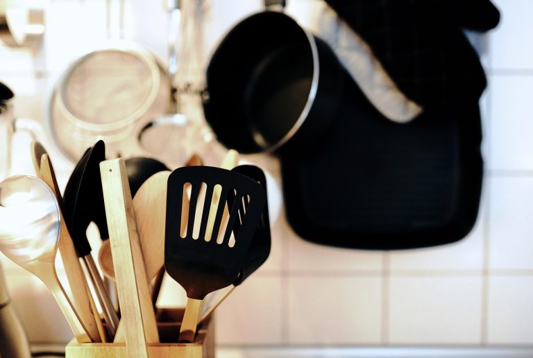Mérgező vegyszerek lapulhatnak a fekete konyhai eszközökben – amit minden háztartásnak tudnia kell